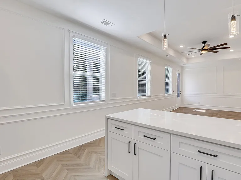 912 E Henry St — Photo 13