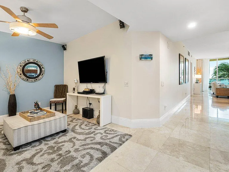 2650 Lake Shore Dr #206 — Photo 11