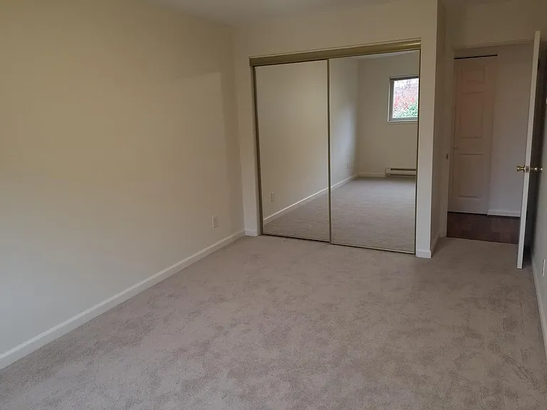 400 W Roy St #202 — Photo 11