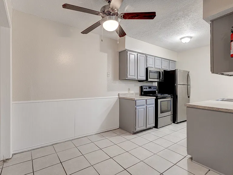 203 W Trinity St #C — Photo 4