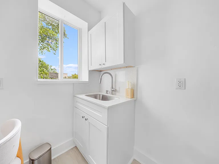 1260 SW 6th St — Photo 8