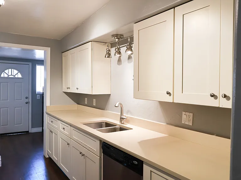 615 E Waverly St — Photo 8