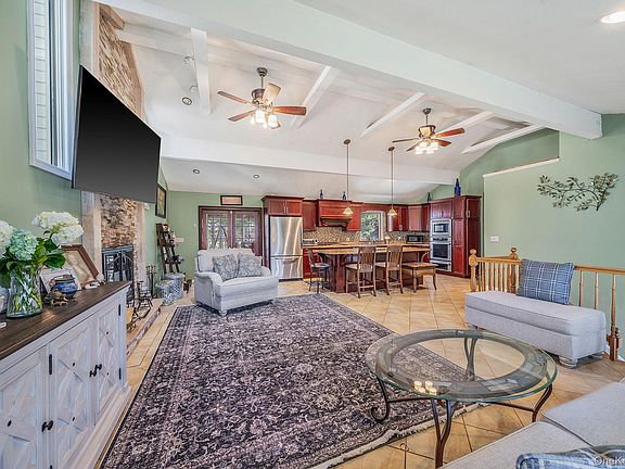 5th image of 104 Colonial Street