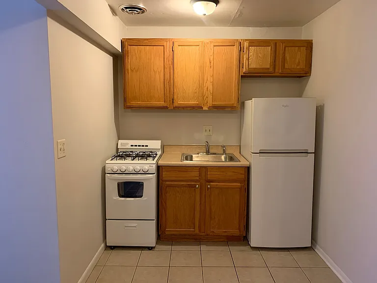 1456 N Farwell Ave — Photo 8