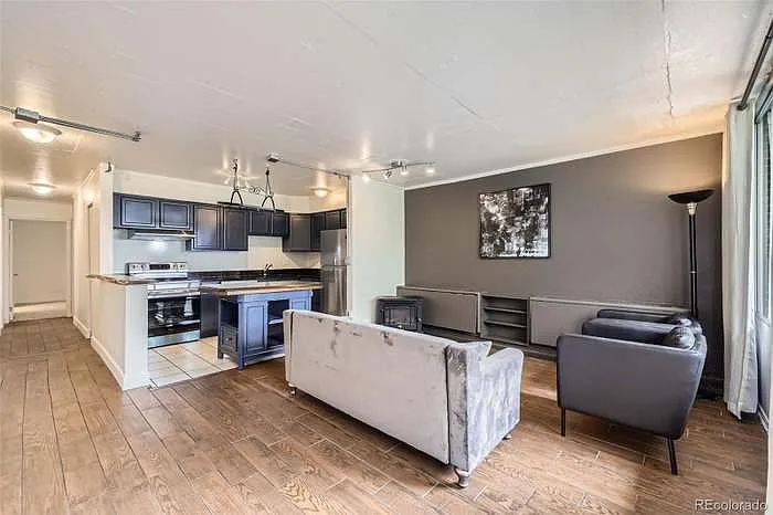 2 bed, 850 sqft, $1,900 — Photo 1