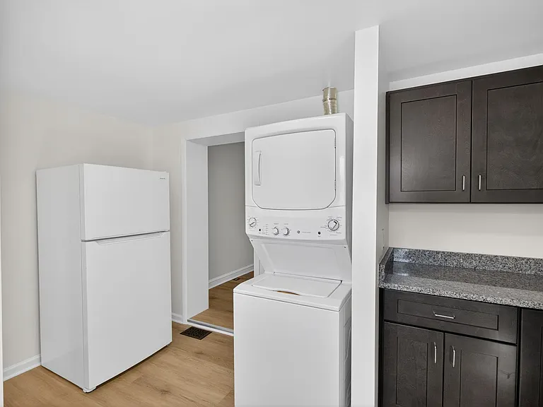 733 Center St — Photo 15