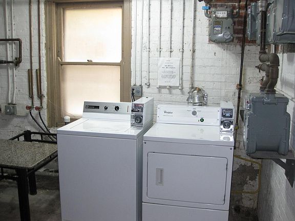 SHARE LAUNDRY ROOM