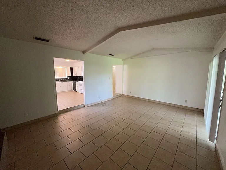 2408 Carnation Dr — Photo 6