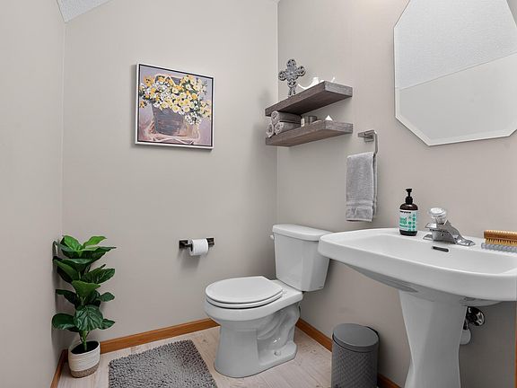 3rd image of 15955 Finch Ln