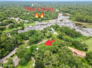 109 Clark Ln, Ocean Springs, MS 39564