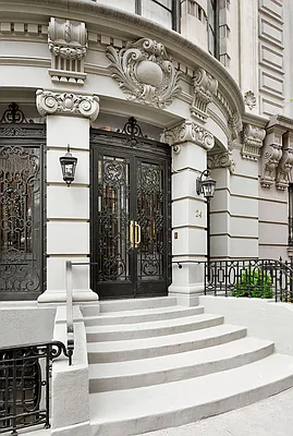 Sold by Compass | media 18