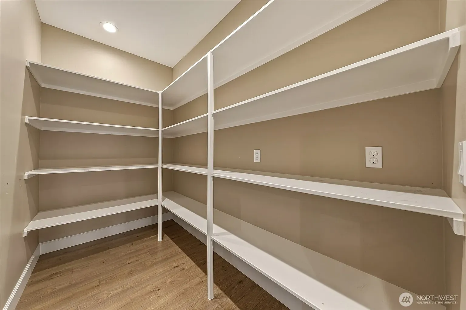 4 bed, 2348 sqft, $2,845 — Photo 4