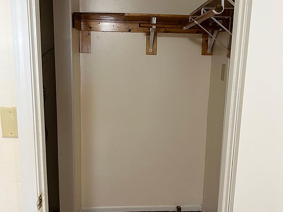 5th image of 638 Hoover Ave