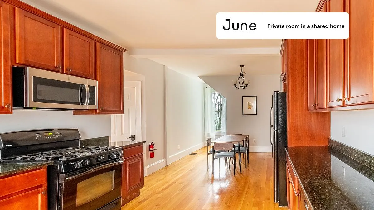 Queen bedroom in 5 bed/2.5 bath home in Newton Corner #1463 D — Photo 2