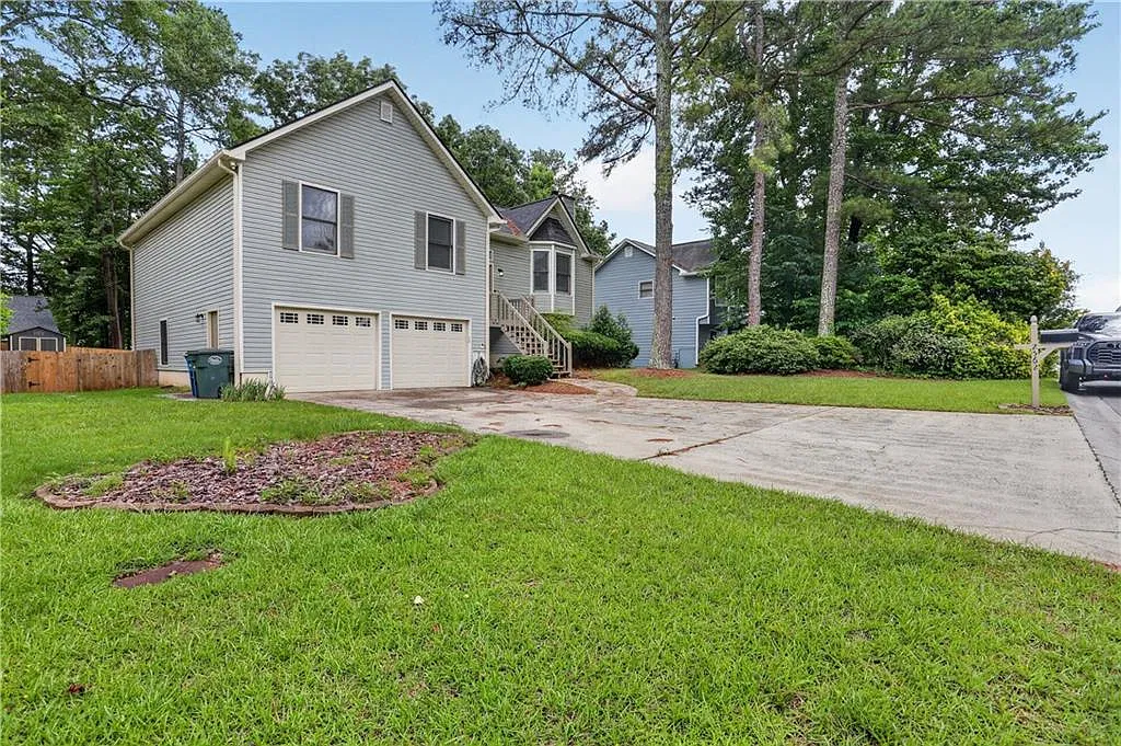 4 bed, 2.0 bath, 2252 sqft, $2,400 — Photo 3