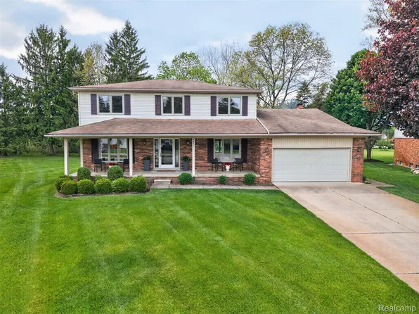 3411 Foxhollow Ct, Washington, MI 48094