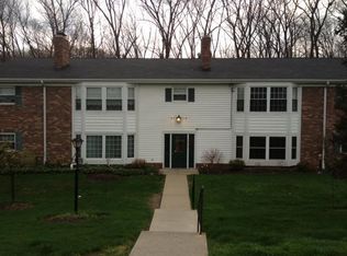 7010 Carriage Hill Dr APT 203, Brecksville, OH 44141