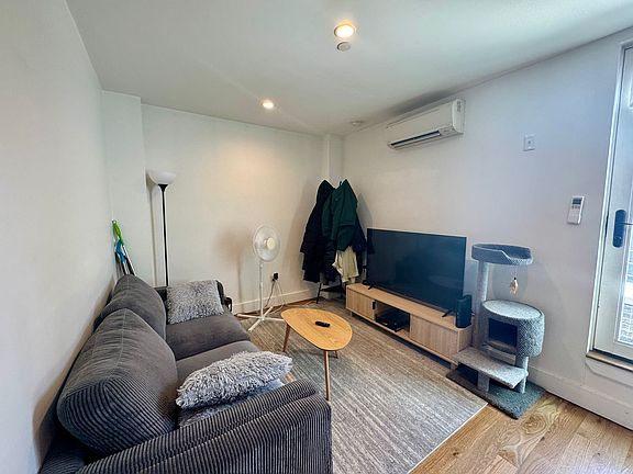 4th image of 406 Cornelia St APT 5A