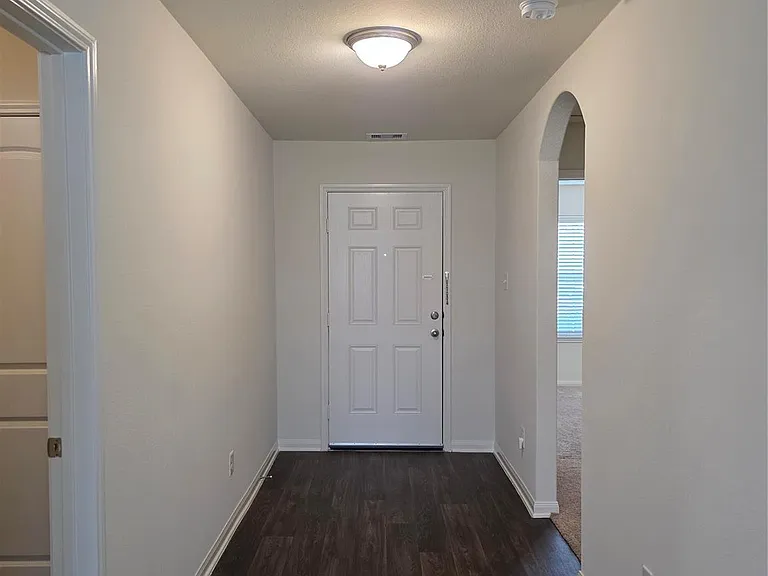 723 Crystal Lakes Dr — Photo 5