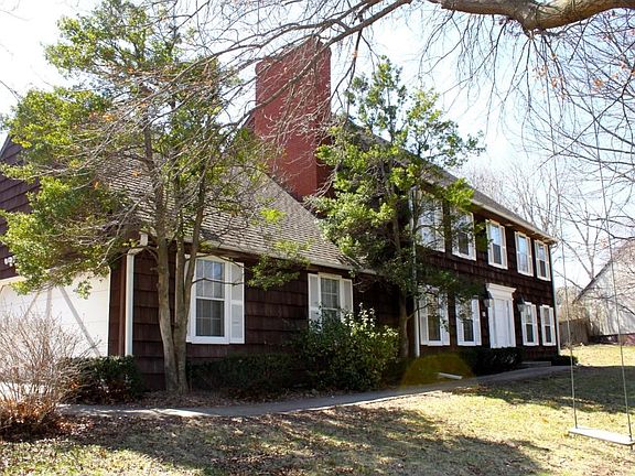 18 Eastwood Dr