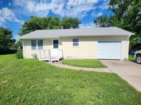619 Maple St, Cozad, NE 69130
