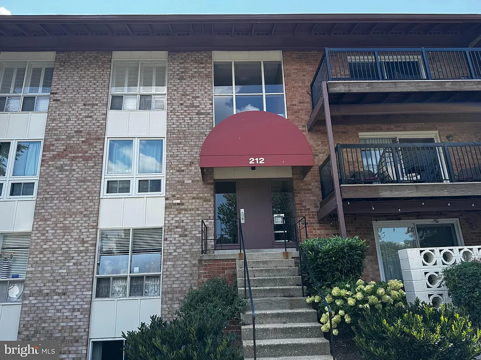 212 Locust St SE #111