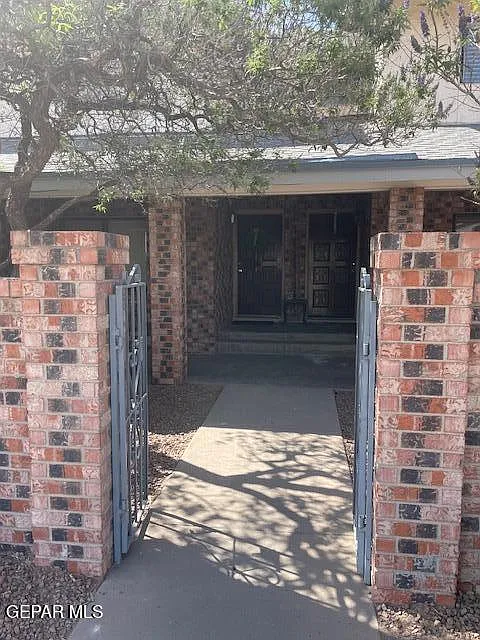 2 bed, 1.0 bath, 833 sqft, $1,400 — Photo 2