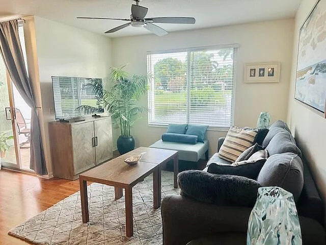 3 bed, 2.0 bath, 1233 sqft, $2,400 — Photo 3