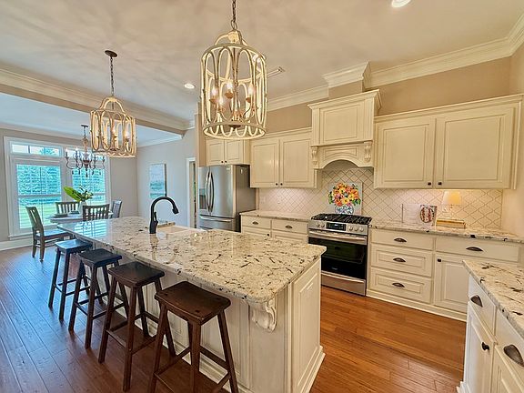 5th image of 206 Glen Oaks Dr