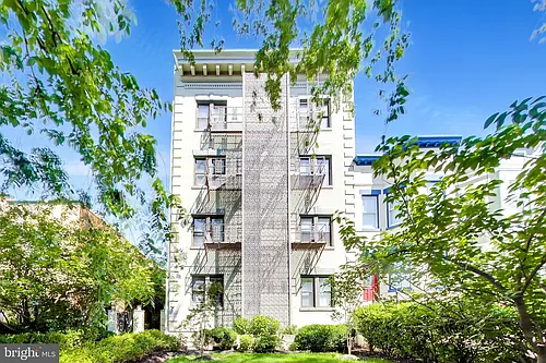 116 N Carolina Ave SE #302 Photo 1