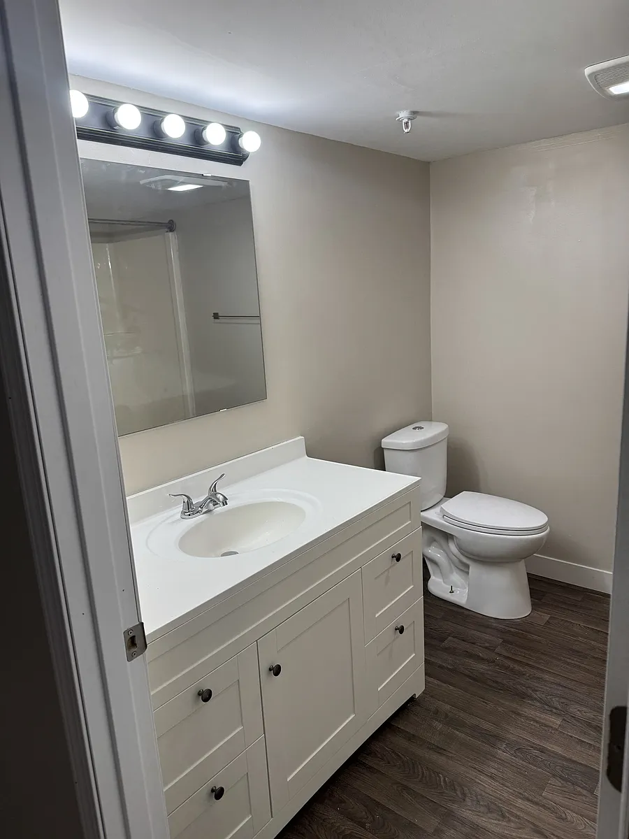 Building Photo - 314 Randolph St E #102