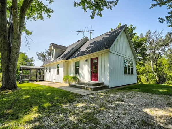10488 Smith Rd, Gaines, MI 48436