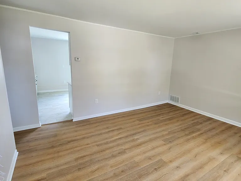 4301 Greenbrier Ln — Photo 5