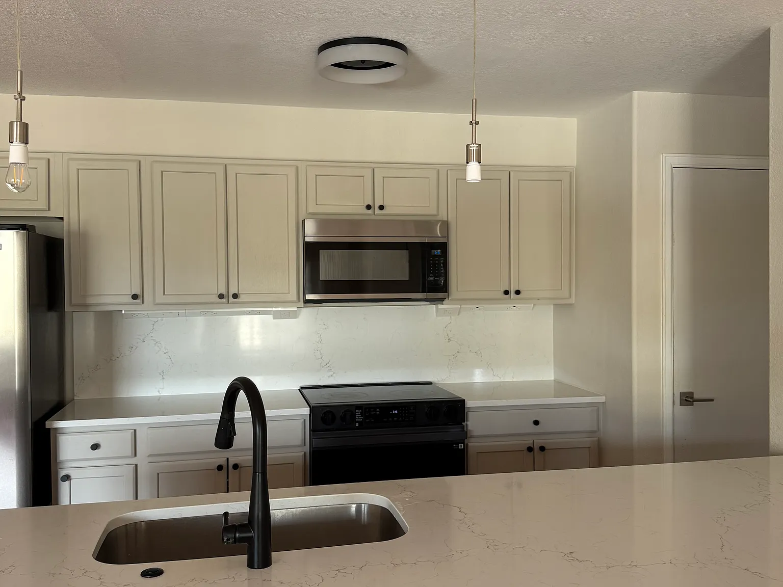 3 bed, 1334 sqft, $2,400 — Photo 2