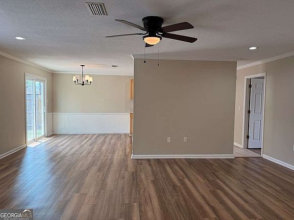 3rd image of 14 Pine Breeze Ct