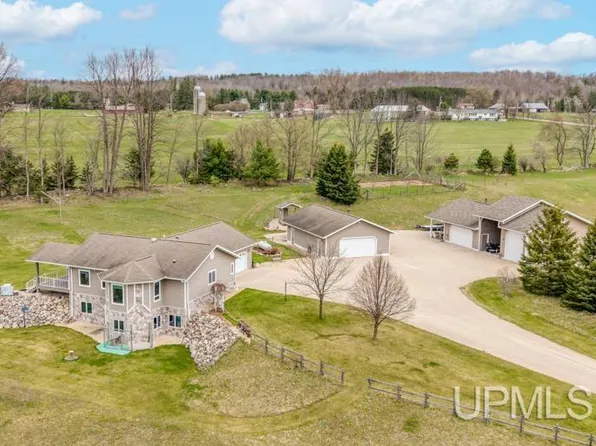 N2069 Stone Cliff Dr, Vulcan, MI 49892