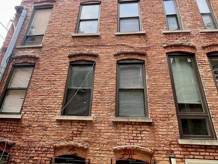 610 N May St — Photo 1