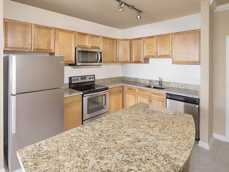 Signal Hill Apartment Homes — Photo 10