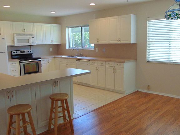 2nd image of 420 SE Whitmore Drive