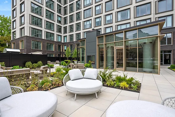 Rented by EXR | media 28