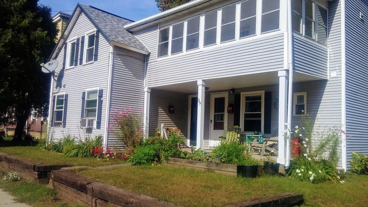 3 bed, 900 sqft, $2,500 — Photo 1