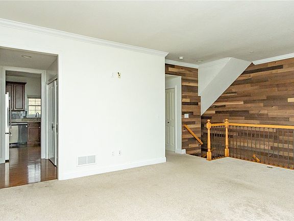 5th image of 587 Chesnic Dr