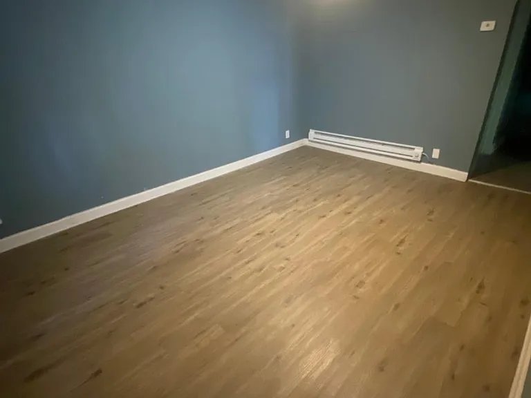 8444 S Escanaba Ave #1 — Photo 2