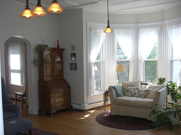 Tin ceiling, period fixtures
