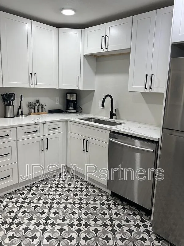 Building Photo - 630 E 16th Ave #3