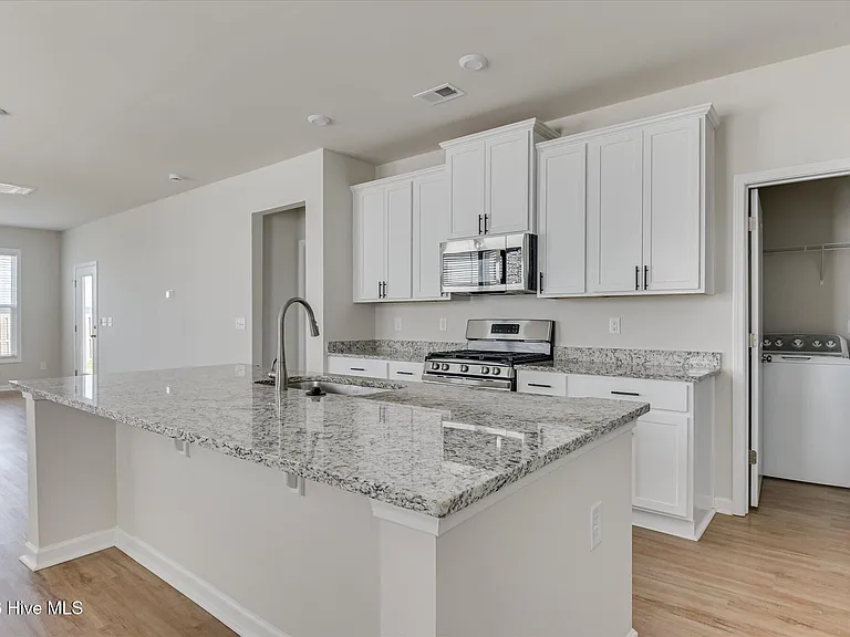 827 Justify Loop — Photo 17