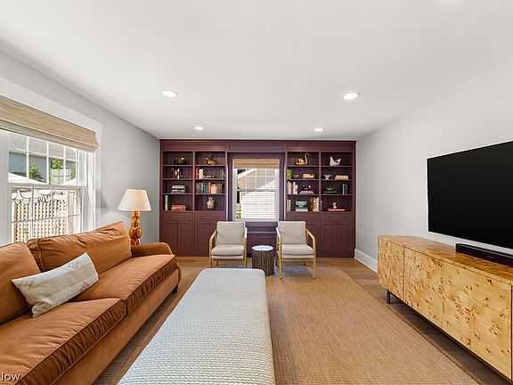 4th image of 19125 E Shoreland Ave