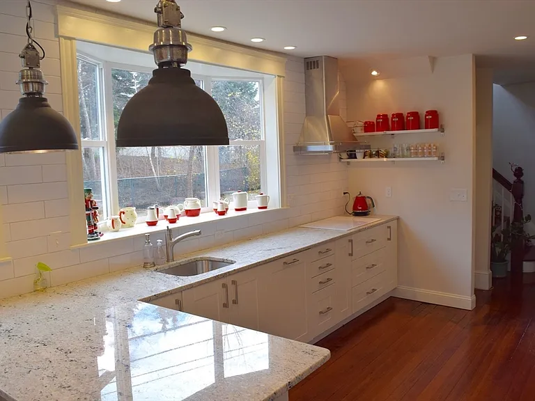 112 Laurel St — Photo 3