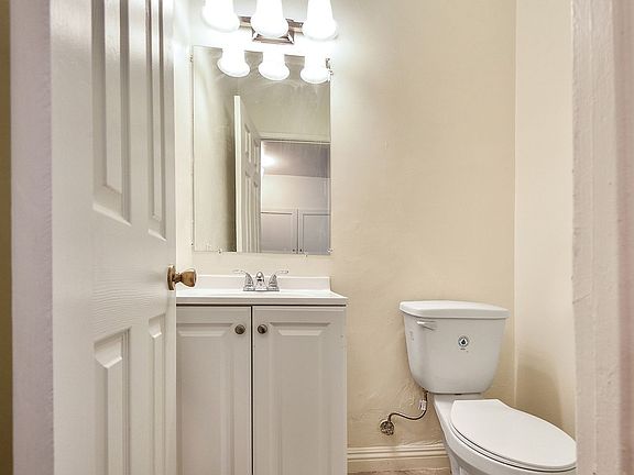 5th image of 14039 Archwood St #8