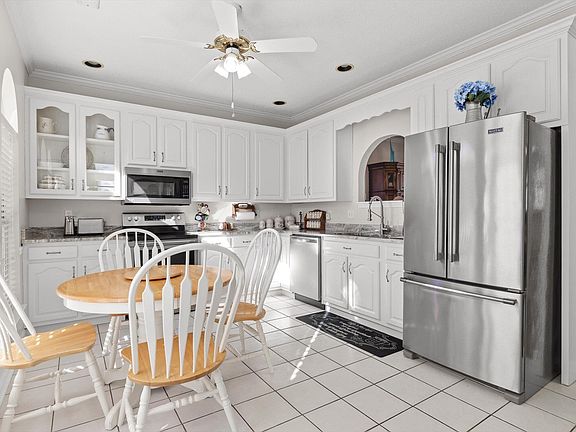 3rd image of 1711 Willow Oak Ln